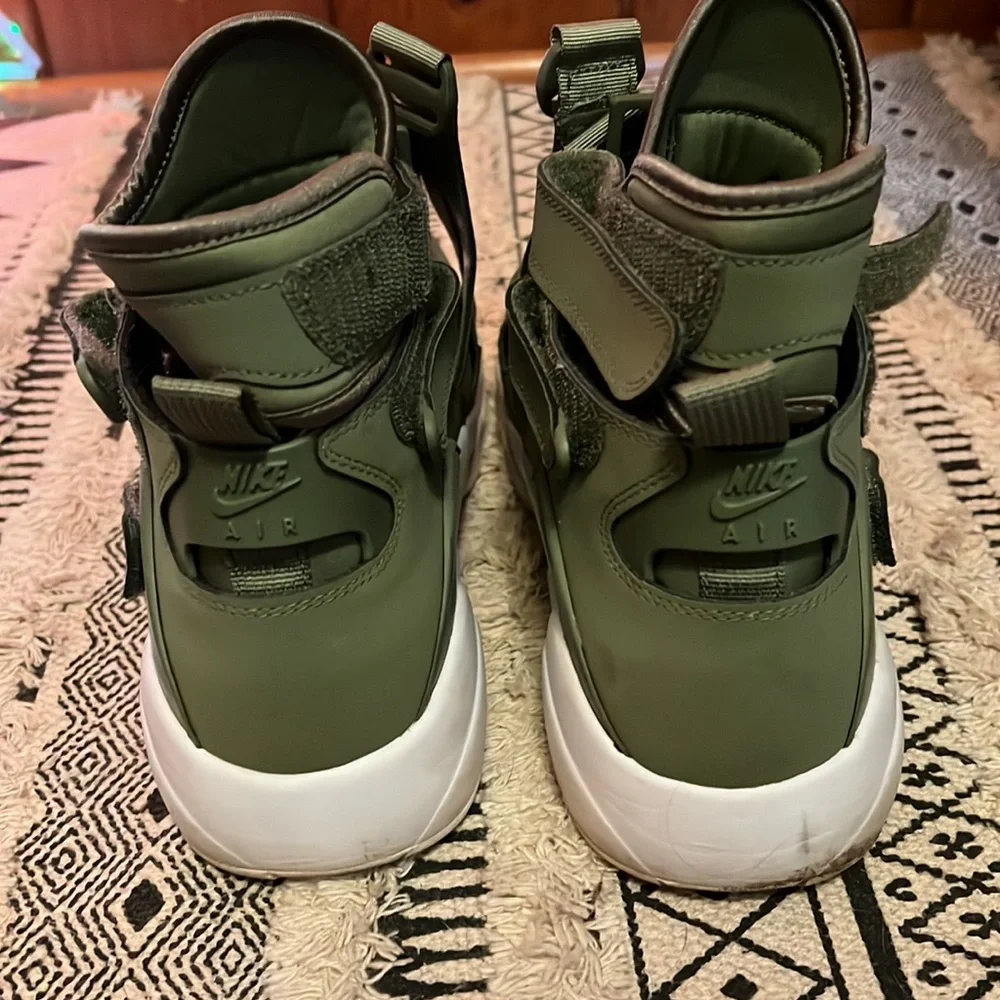GENTLY WORN Men’s unique Nike kicks - Picture 4 of 4